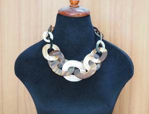 Collier de déclaration coloré moderne élégant bijoux en perles de résine unisexe collier fait main de meilleure qualité pour chaque occasion - Product Image 5