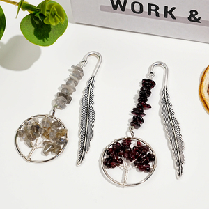 Venta al por mayor de Crystal StoneGlow: Marcapáginas de cristal natural hecho a mano de alta calidad con árbol de la vida, pluma, ojo de tigre y fresa. - Product Image 5