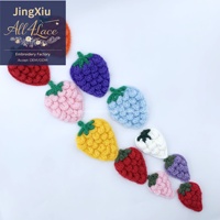 Applique en crochet fraise 3D purement artisanale, patch de fruits tricoté à la main pour vêtements d'enfants de boutique, fourniture d'usine