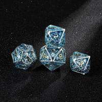 Ensemble de dés de jeu de rôle polyédriques en métal ajouré à motifs floraux, 7 pièces, avec chiffres dorés incrustés, en métal bleu ajouré