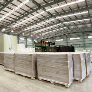 Film étirable fait à la main de haute qualité grands rouleaux emballés dans des palettes en plastique LLDPE pour emballage industriel expédié usine Vietnam - Product Image 1