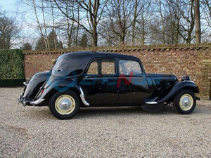 Mini Voiture Électrique de Luxe Abordable pour Voiture Classique, Voiture Vintage, Voiture Rétro, Mariage, Hôtel et Complexes Hôteliers - Product Image 4