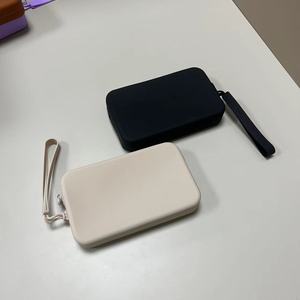 Pochette de maquillage en silicone écologique avec logo personnalisé, fermeture éclair et poignée souple pour les voyages, sac à cosmétiques pour petites filles - Product Image 3