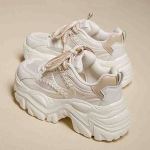 Venta al por mayor de fábrica: Zapatillas deportivas casuales de mujer con suela gruesa, transpirables, cómodas, de malla, estilo nuevo 2026, modernas y a la moda. - Product Image 3