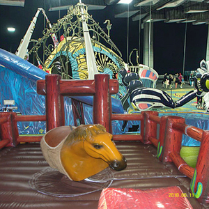 Simulateur de cheval à bascule mécanique avec tapis gonflables dans un style ferme équestre Capacité 1 personne Puissance 1500W - Product Image 1