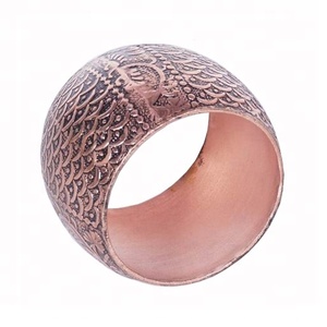 Anneaux de serviette en métal faits à la main forme de feuille ronde pour la fête de mariage ou la décoration de table stockée de Noël - Product Image 2