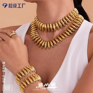 Vente en gros de nouveaux ensembles de bijoux pour femmes en acier inoxydable plaqué or 18 carats pour mariage, fiançailles et fêtes - Product Image 2