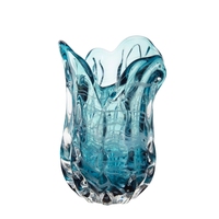 Vase à fleurs bleu marine soufflé à la bouche, style opulence méditerranéenne, avec ridus sculptés et bord ondulé, pièce maîtresse artistique pour la décoration de villa