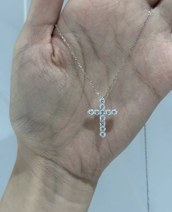 Collana con Croce in Diamante Sintetico in Catene d'Oro Giallo/Bianco/Rosa 18K Stile Minimalista - Product Image 3