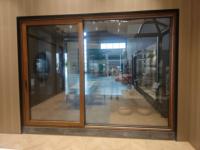 Puerta Corredera de Madera Maciza y Aluminio Compuesto con Aislamiento Térmico y Doble Acristalamiento para Balcón, Patio o Terraza de Villa