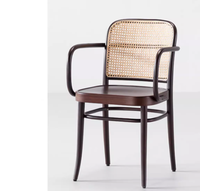 Chaise en bois Modhomi à dossier en rotin et coussin moelleux, idéale pour cuisine, salle à manger et restaurant - Vente en gros