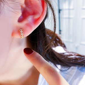 Boucles d'oreilles créoles dorées E2932 pour femme, tendance, géométriques, en alliage, serties de zircons, bijoux de mode - Product Image 3