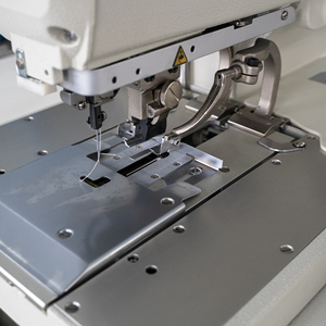 Machine à coudre industrielle à point noué à aiguille simple B-9820, alimentation par aiguille, lubrification automatique, coupe-fil, en fonte - Product Image 4