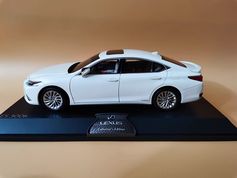 Lexus ES300H 2019 1:18 Diecast Model Car for Collecting and