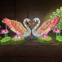 Cygne lumineux de 8 mètres de long avec fleur de lotus