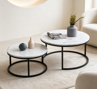 Ensemble de tables basses gigognes en pierre frittée, aspect marbre rond, structure en fer, mobilier de salon moderne et minimaliste