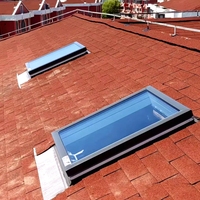 Puits de lumière électrique à ouverture verticale avec télécommande, capteur de pluie et fermeture automatique, en aluminium, sur mesure, pour entrepôt extérieur