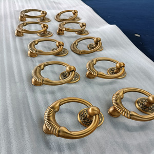 Maniglia a tirante per porta in ottone anticato classico, con anello rotondo intagliato artigianalmente, per showroom di materiali edili e showroom di porte - Product Image 3