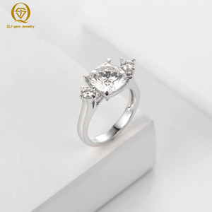 Bague de mariage classique pour femme, style trois diamants, taille coussin, en platine, diamant de laboratoire couleur D, clarté VVS, taille et gravure personnalisées - Product Image 2