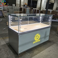 Vitrine à bijoux élégante en aluminium et verre avec éclairage LED pour les projets d'aménagement intérieur de boutiques de luxe modernes et de magasins de détail