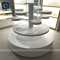 Vitrine murale en bois laqué blanc sur mesure, motif marbre, comptoir avec bordure dorée, présentoir pour magasin de détail