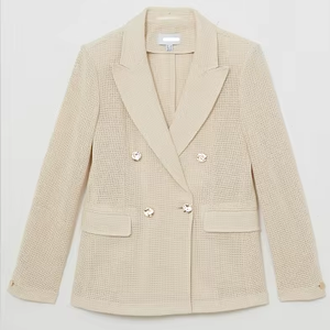 Blazer beige texturizado de doble botonadura para mujer con botones dorados, solapa con muescas y bolsillos con solapa. - Product Image 1