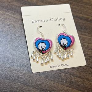 Pendientes Artesanales Étnicos con Bordado de Corazón y Borlas, Coloridos, Estilo Boho, de Tela, Colgantes, Joyería - Product Image 3