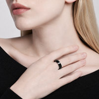 Bague en céramique noire de haute technologie avec accent en acier inoxydable argenté pour la vente en gros