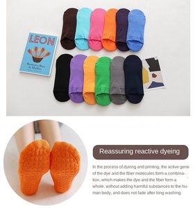 निर्माता यूनिसेक्स कस्टम लोगो बच्चे की मिड-ट्यूब स्पोर्ट्स लुभावनी गैर-पर्ची मंजिल पकड़ ट्रामपोलिन मोजे - Product Image 2