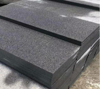 Carrelage en granit naturel gris foncé flammé et martelé pour pavage extérieur moderne