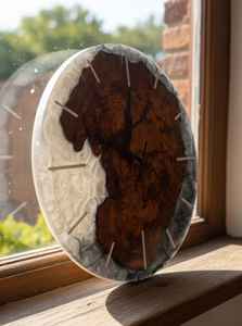 Horloge murale artisanale en résine décorative avec cadre en bois offrant un mélange parfait d'attrait rustique et de chronométrage contemporain - Product Image 3