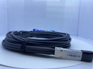 Cable de Conexión Directa Pasivo de Cobre QDD-8X-200G-PCUXX de 0.5m, 200G QSFP-DD a 8 x 25G SFP28 DAC - Product Image 4