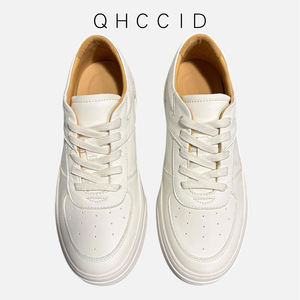 QHCCID รองเท้าผ้าใบหนังสีขาว ส้นเตี้ย ระบายอากาศได้ดี รองเท้าลำลอง สไตล์เดินเล่น พื้นรองเท้ายาง - Product Image 3