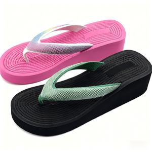 Sandales compensées à paillettes tendance pour femmes, tongs à semelle épaisse, claquettes de plage plateforme rose et noir, fabricant OEM ODM, vente en gros - Product Image 2