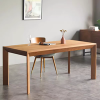 Table à manger assemblée sur mesure, plateau en placage de chêne blanc, pieds en chêne massif, style nordique, usage domestique, commercial, bureau, hôtel, villa, entrée