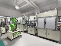 Machine d'assemblage de poignées de portières de voiture avec cellule robotisée six axes, station de rivetage certifiée CE et test de force de traction pour module de porte de niveau 1