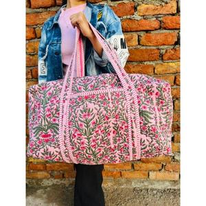 Bolsa de lona acolchada de algodón hecha a mano, duradera, ligera, con asas resistentes, elegante estampado de bloques, perfecta para viajes de fin de semana y gimnasio. - Product Image 3