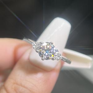 Atacado 1 Carat Moissanite Anéis De Casamento De Diamante para As Mulheres VVS D Cor Torção Forma S925 Prata Noivado Ródio Partes - Product Image 1