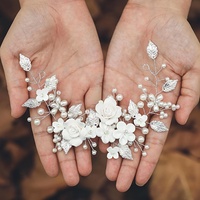 Serre-tête floral blanc avec fleurs en argile douce et fausses perles, bandeau en alliage à feuilles pour la danse, les mariages et les événements formels