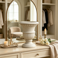 Urne de jardin verticale cannelée style romain, pot de fleurs trophée en résine blanc crème texturée, fait main et peint à la main, style vintage