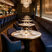 Ensemble de mobilier moderne pour hôtel, café, steakhouse, restaurant : Table en marbre à pieds métalliques et banquette en cuir bleu capitonné Blue Channel et chaises en tissu
