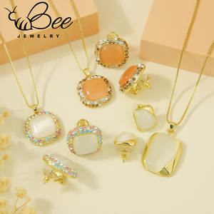 Ensemble de bijoux indiens de haute qualité pour mariée, collier et boucles d'oreilles carrées en cristal, élégant et tendance, pour mariage - Product Image 1