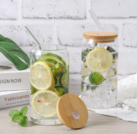 Gobelets en verre avec couvercles en bambou et pailles pour les occasions festives
