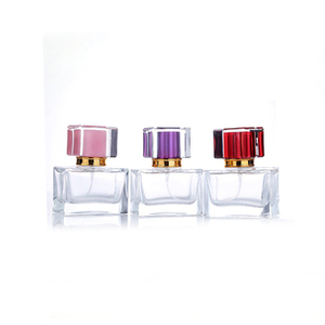 Bouteilles <span class=keywords><strong>de</strong></span> <span class=keywords><strong>parfum</strong></span> en verre transparent personnalisables <span class=keywords><strong>de</strong></span> 30ml 50ml en forme <span class=keywords><strong>de</strong></span> rectangle carré avec capuchon en cristal carré pour les soins personnels - Product Image 4