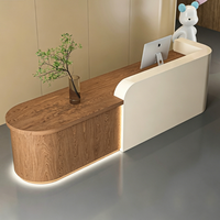 Bureau d'accueil moderne et minimaliste bicolore sur mesure avec éclairage LED intégré pour salon de beauté ou clinique
