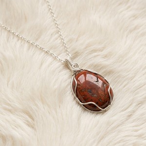 Collares con colgante de plata chapada al por mayor OEM/ODM, con gemas de jaspe rojo ovaladas envueltas en alambre, joyería para mujer - Product Image 3