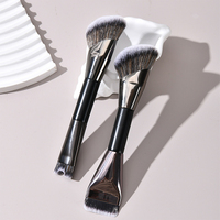 Pinceau plat double embout en poils synthétiques avec manche en bois 2-en-1 pour blush, contour du nez, maquillage détaillé des joues, application unique pour estompage