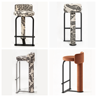 Tabouret de bar vintage à piétement unique, noir et blanc, jacquard abstrait, cadre en métal noir mat, repose-pieds, hauteur de comptoir, pour cuisine et bar