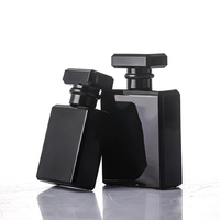 Flacon de parfum de luxe moderne en verre plat de 50 ml avec pulvérisateur à pompe, surface mate sérigraphiée, estampage doré, diffuseur à bâtonnets inclus