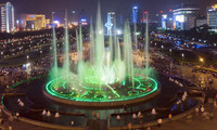 Fuente de Agua Flotante con Luces LED de Colores para Estanques